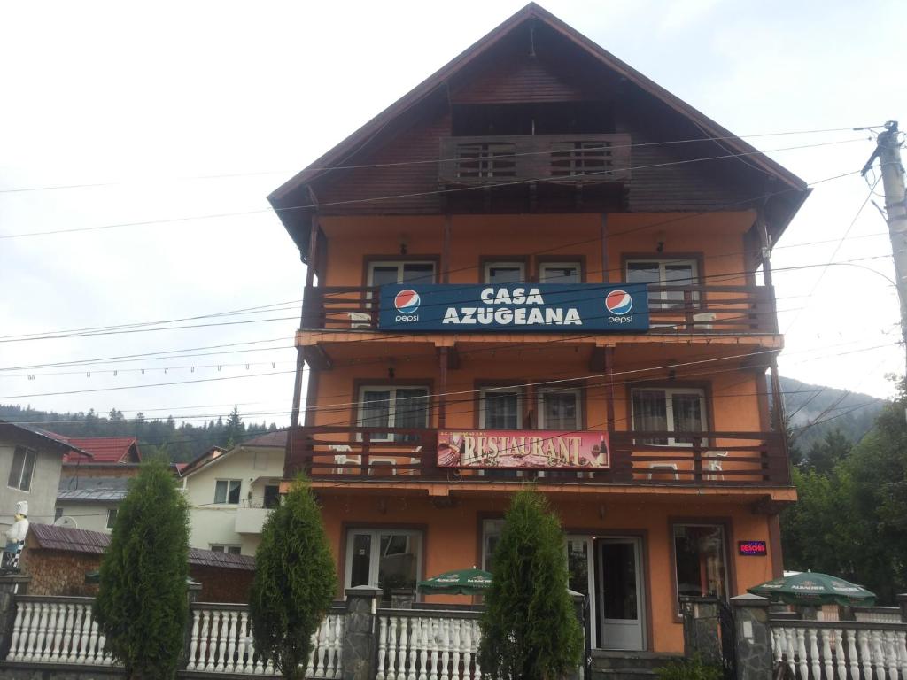 Un edificio alto con un cartel. en Casa Azugeana en Azuga