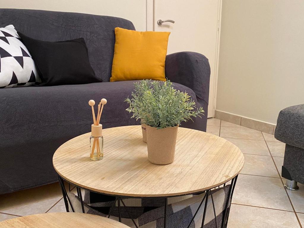 sala de estar con mesa y sofá azul en Διαμέρισμα στο κέντρο της πόλης en Chios