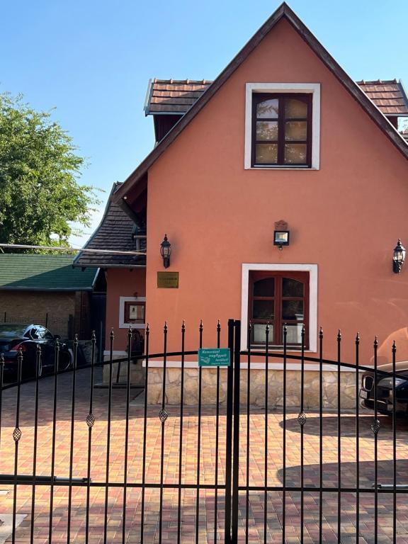 ein Gebäude mit einem Zaun davor in der Unterkunft BRC Hostel & Car Rent Budapest in Budapest