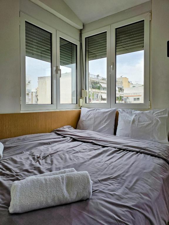 Posteľ alebo postele v izbe v ubytovaní Acropolis view Penthouse by WeHost Athens