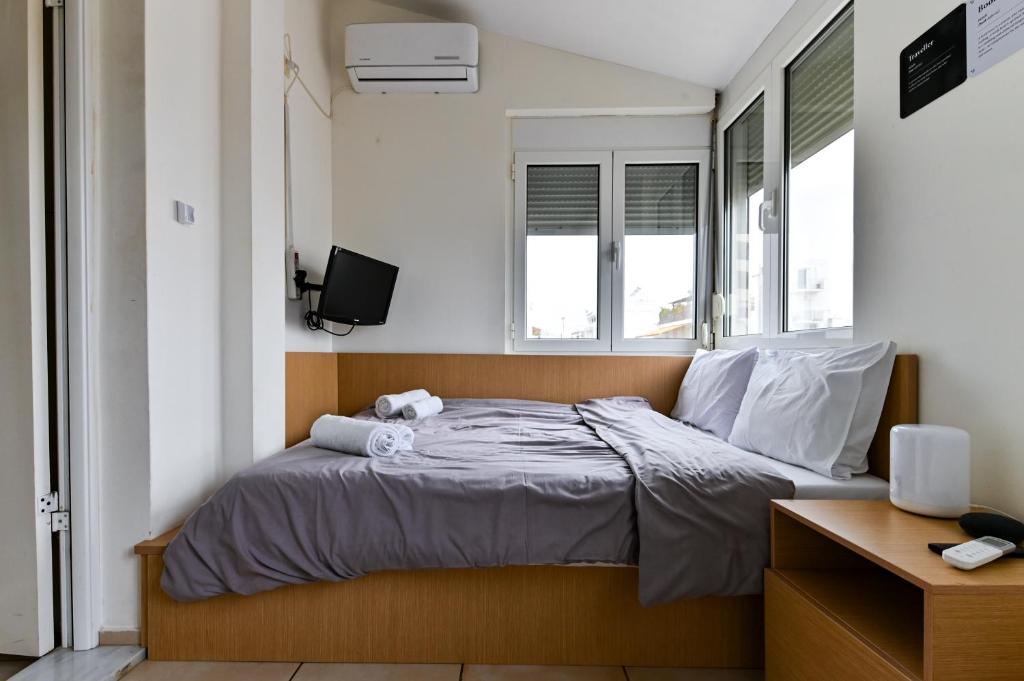 Posteľ alebo postele v izbe v ubytovaní Acropolis view Penthouse by WeHost Athens