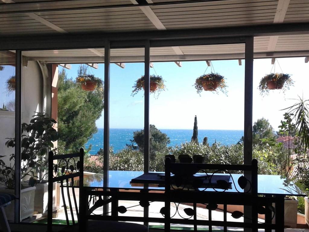 une salle à manger avec vue sur l'océan dans l'établissement roxane Appartement F1 Bis Face La Mer, à Collioure