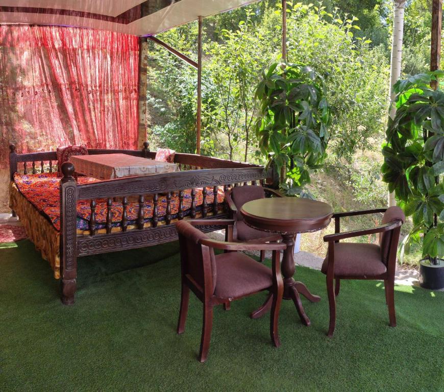Chimgan的住宿－Дом у подножия гор，卧室配有一张床和一张桌子及椅子