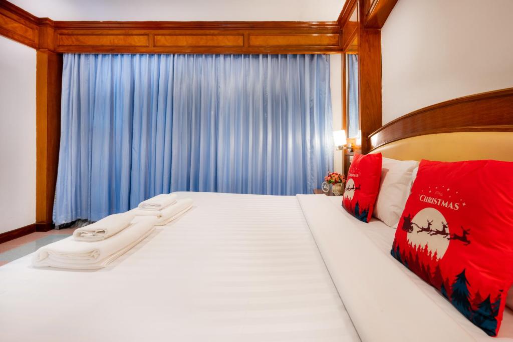 Postel nebo postele na pokoji v ubytování Lamai Hotel