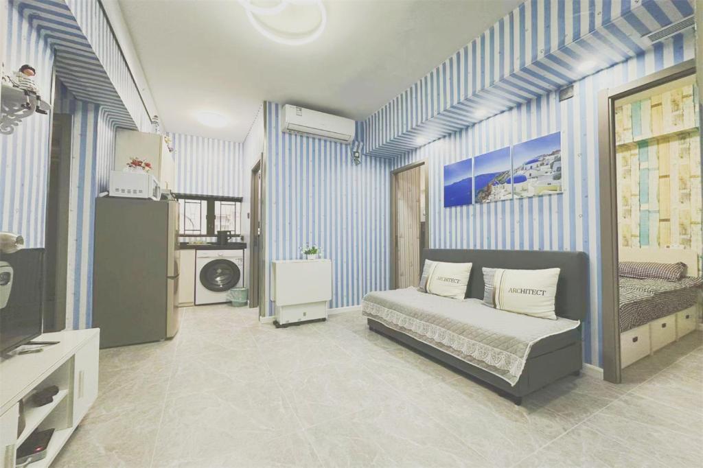 1 dormitorio con cama y pared azul en apt 4BR10pax, 2bar ,1mins mtr, en Hong Kong