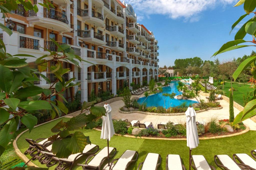 Bazén v ubytování Private Apartment Grand Resort 11 nebo v jeho okolí