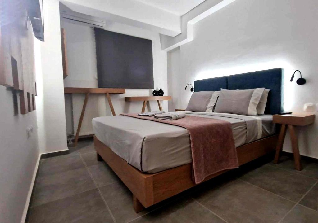 a bedroom with a large bed in a room at Vv Cosy Host 2 in Larisa