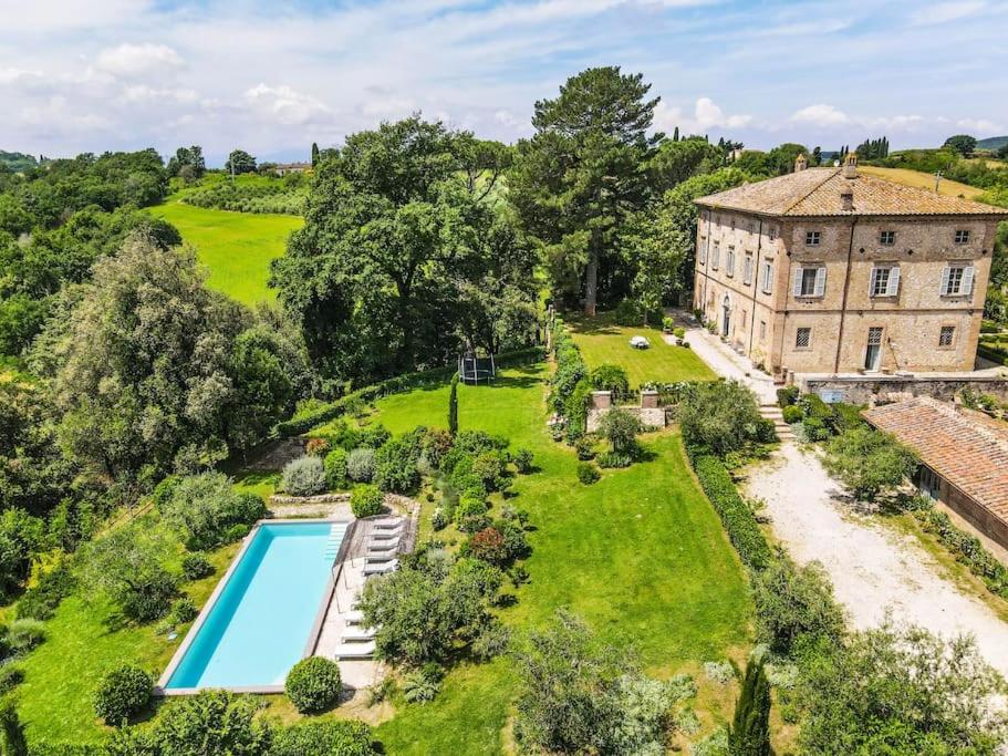 una vista aérea de una finca con piscina en Prestigious manor with pool, air conditioning, en Monte Campano