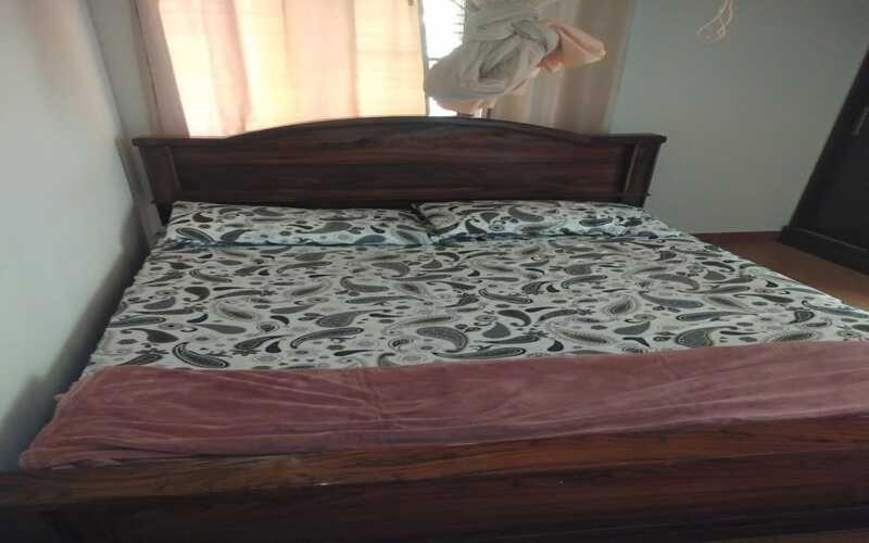 1 cama con edredón blanco y negro en Mango Ville en Bangalore