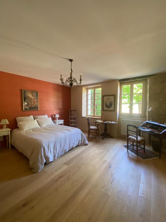 um quarto com uma cama grande e uma secretária em Gîte de charme avec piscine dans le Gers « Le Clos Boissière » em Valence-sur-Baïse