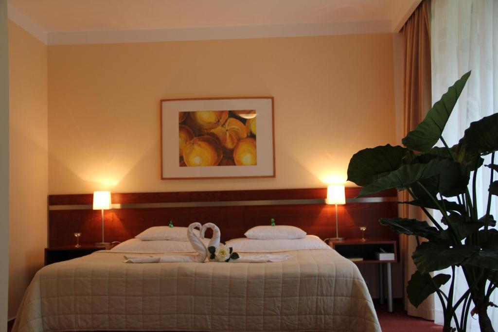 Postel nebo postele na pokoji v ubytování Hotel Cvilín