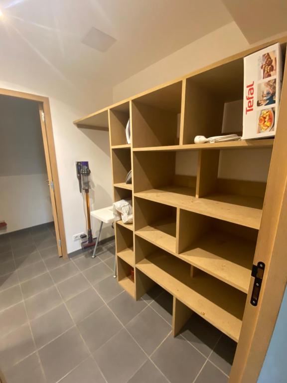 a book shelf in a room with a laptop on it at Grange rénovée esprit loft Côte d&#39;Opale in Wierre-Effroy