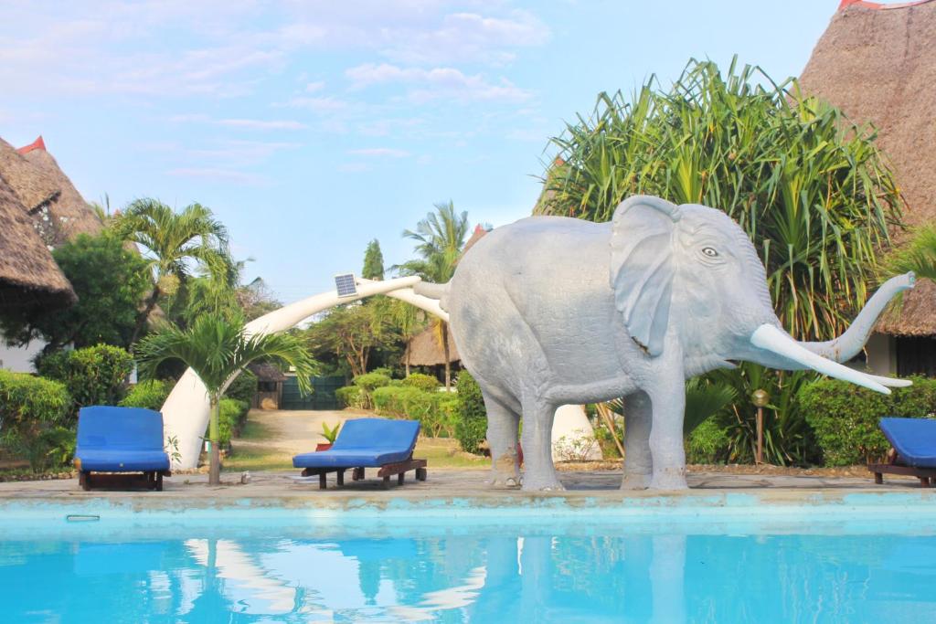 posąg słonia obok basenu w obiekcie Diani Beach Greenland Villa 2 Bedroom w mieście Ukunda