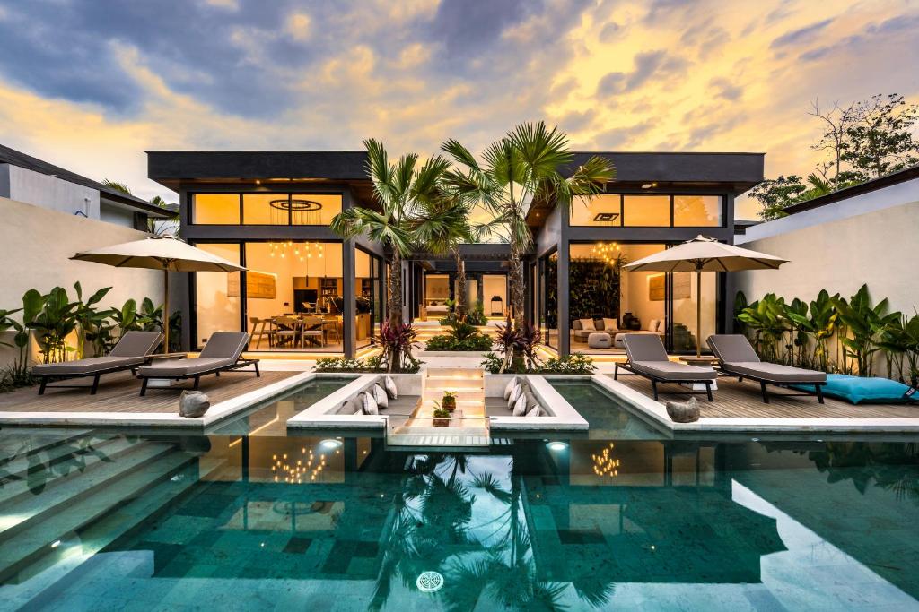 een huis met een zwembad voor een huis bij Villa Jimeste by BaliSuperHost in Ubud