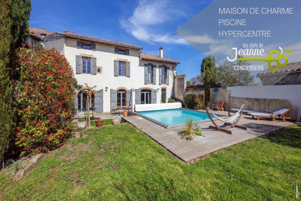 una casa con piscina en un patio en Maison de charme - Piscine - Hypercentre - 300m2, en Lisle-sur-Tarn
