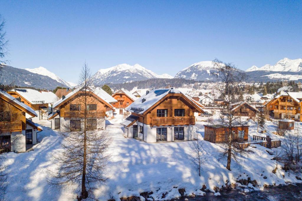 マリアプファルにあるAlpiNest Feriendorf Lungauの山を背景に雪に覆われた村