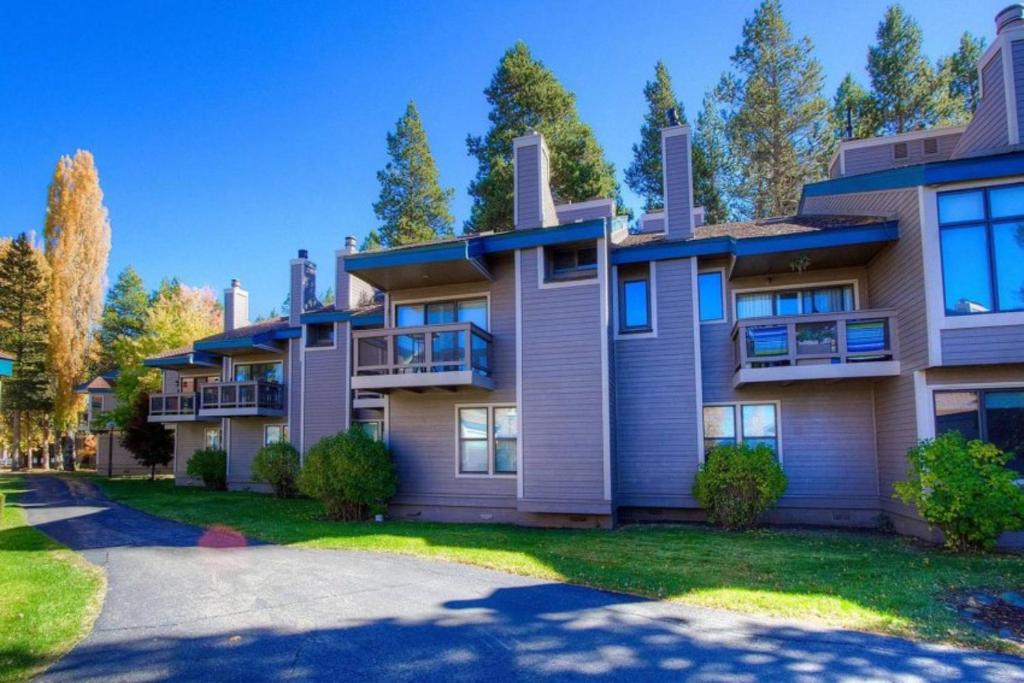 un gran edificio de apartamentos con entrada en Our Happy Place home en South Lake Tahoe