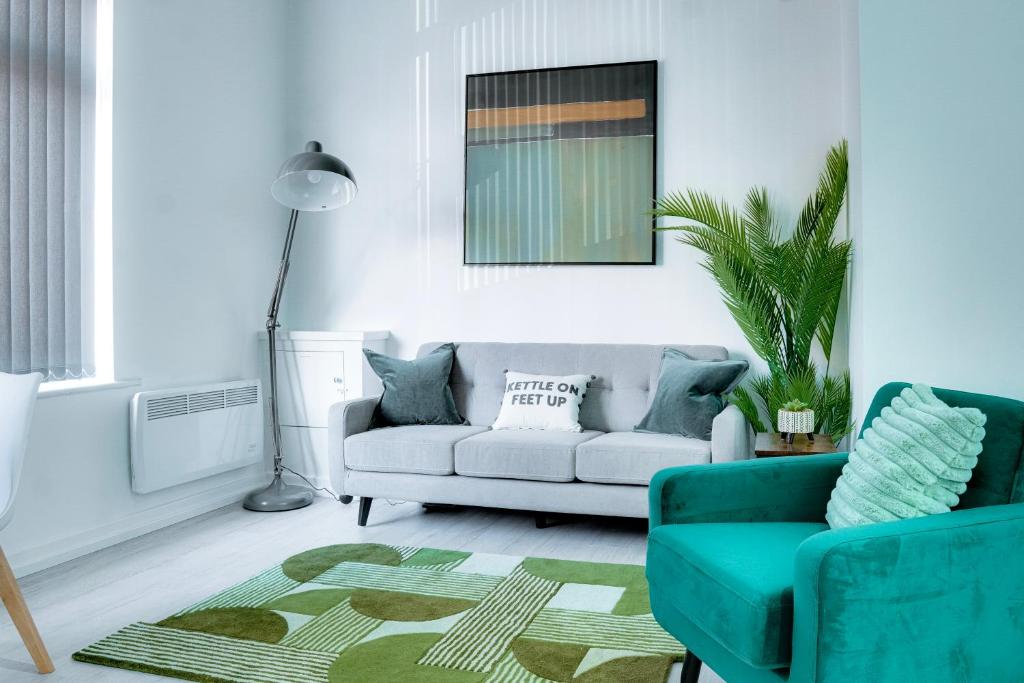 sala de estar con sofá y alfombra en Modern 2 bedroom flat - 15 minutes to Liverpool, en Birkenhead