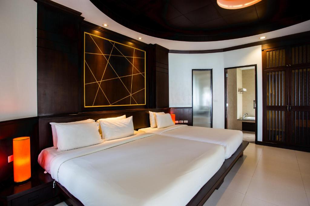 1 dormitorio con 1 cama blanca grande en una habitación en Golden Beach Resort, en Ao Nang Beach