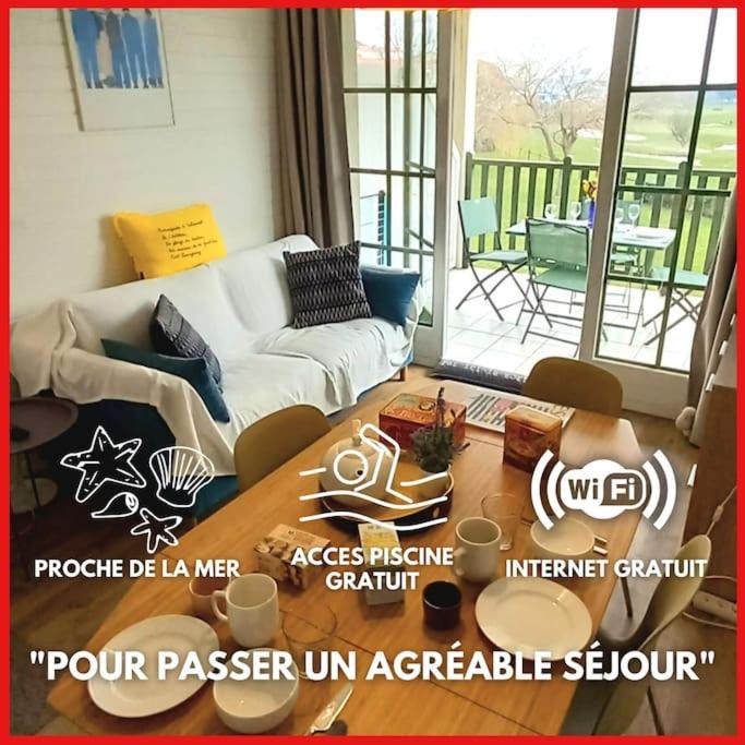 un salon avec un canapé et une table dans l'établissement 