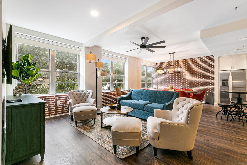 A seating area at Gorgeous 4BR Luxury Condo Steps to French Quarter