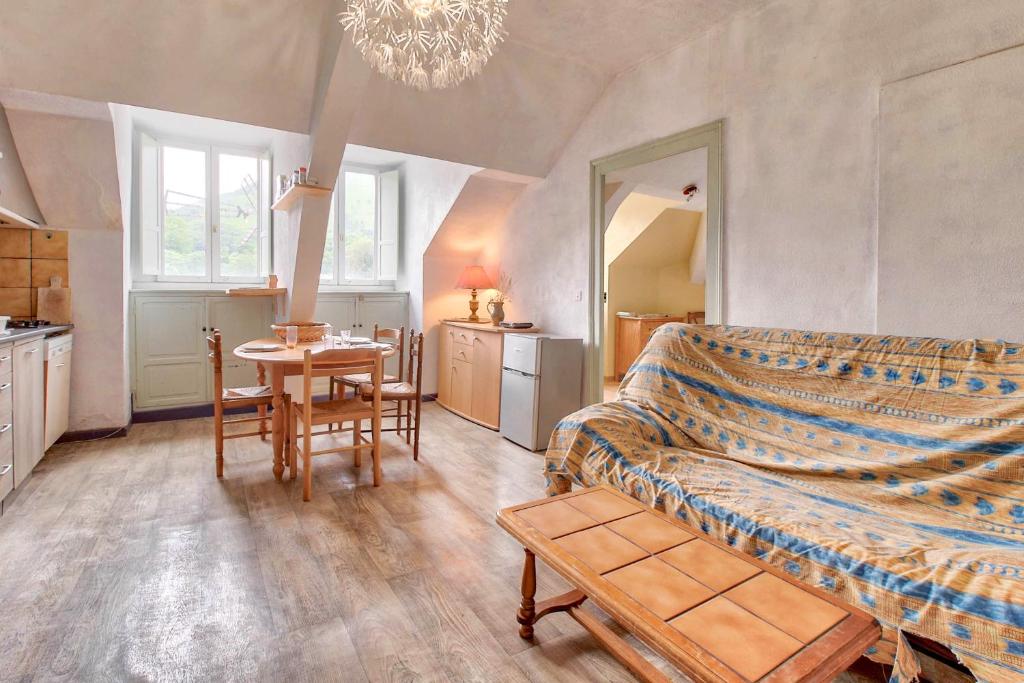 Postel nebo postele na pokoji v ubytování Au Nid Du Gypaéte Oiseau Local