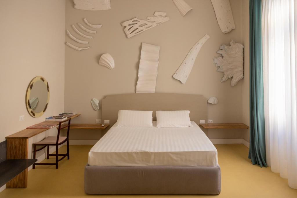 Łóżko lub łóżka w pokoju w obiekcie Atelier Inès Arts & Suites