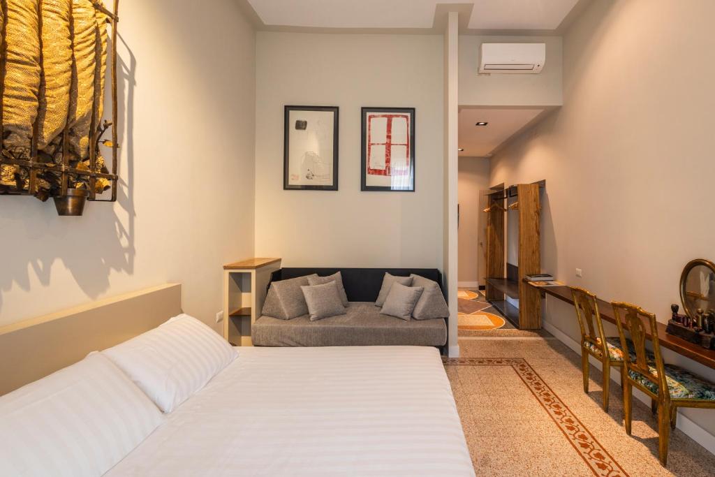 salon z łóżkiem i kanapą w obiekcie Atelier Inès Arts & Suites w mieście Neapol