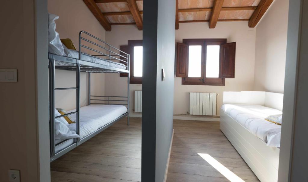 Posteľ alebo postele v izbe v ubytovaní Casa rural Masia Les Apieres