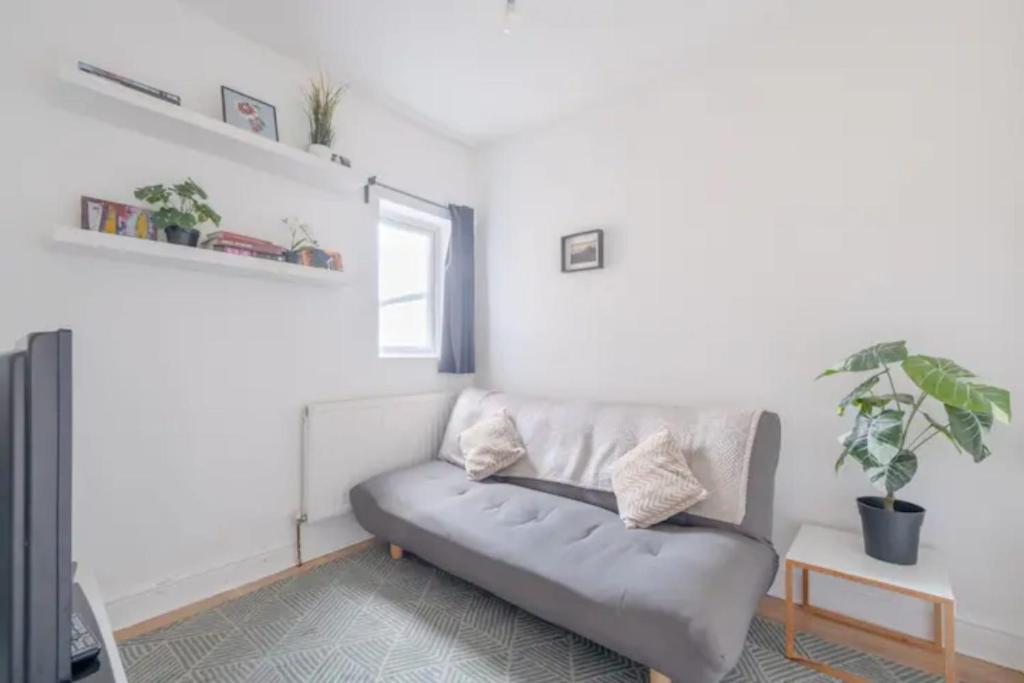a living room with a couch and a window at Stylish & Homely 1BD Flat - Walthamstow! in London