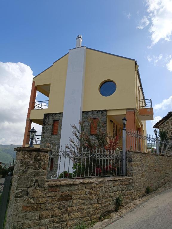 ein Gebäude auf einer Steinmauer in der Unterkunft ΑΡΧΟΝΤΙΚΟ ΜΑΝΤΕΙΟ in Manteíon