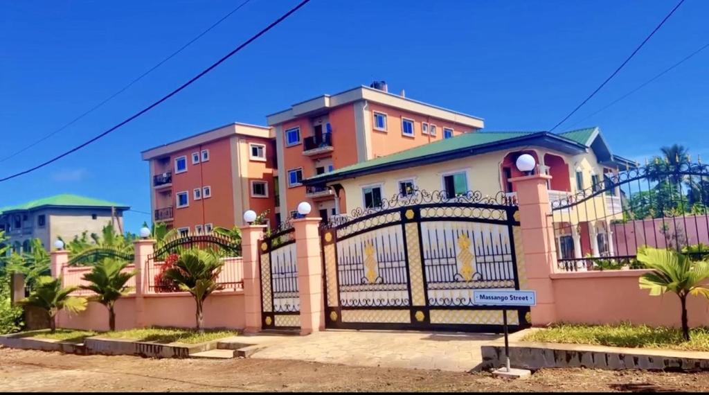 una casa con una puerta delante de ella en Stunning 3-Bedrooms GuestHouse in Limbe Cameroon en Limbe