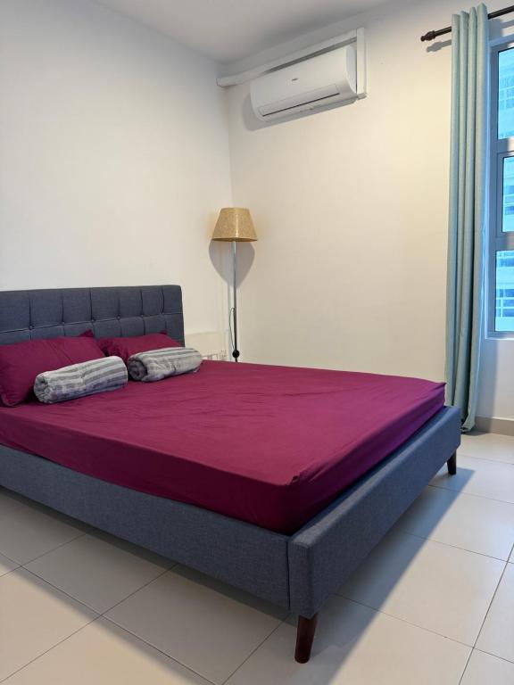 Bett in einem Zimmer mit einer lila Matratze in der Unterkunft Reen's Cosy Place in Cyberjaya