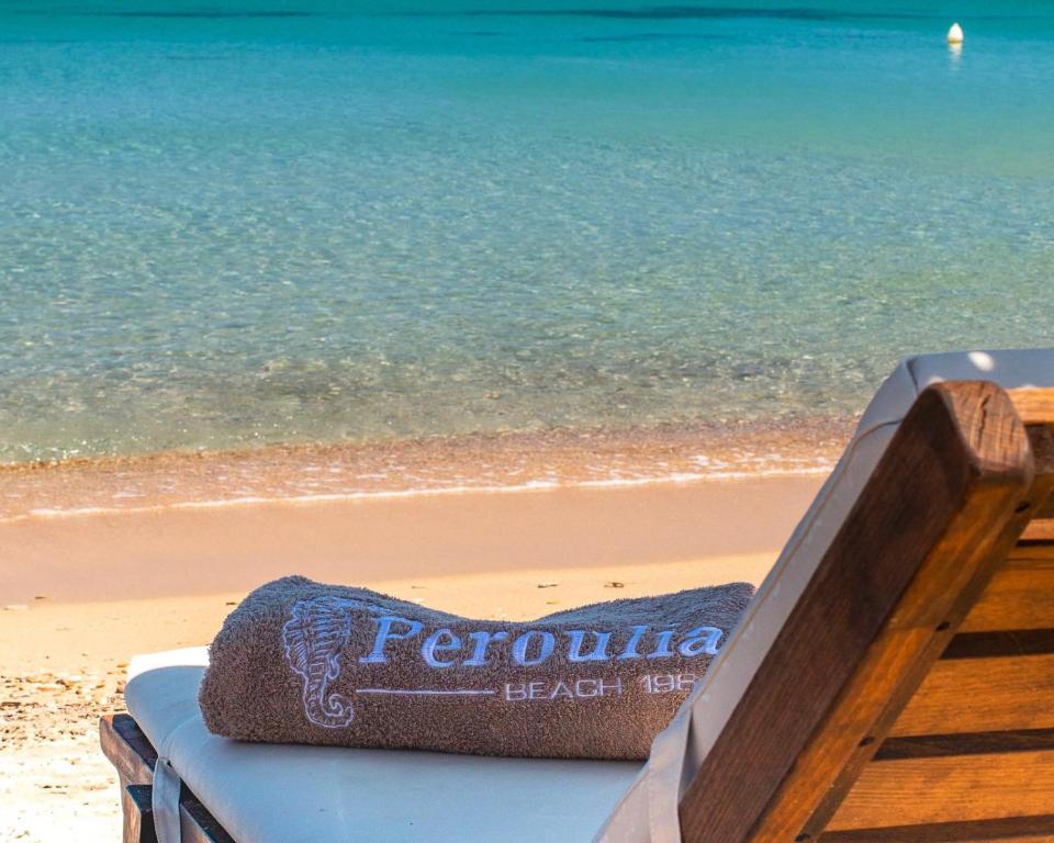 科羅尼的住宿－佩魯利亞海灘公寓式酒店，海滩上一瓶可丽娜啤酒