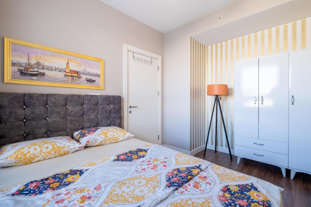 1 dormitorio con 1 cama y una foto en la pared en Luxery Deluxe Topkapı Rezidance, en Estambul