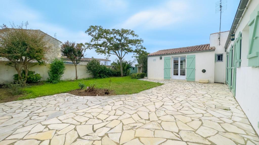 Photo de la galerie de l'établissement Agréable villa avec jardin au calme, au Bois-Plage-en-Ré