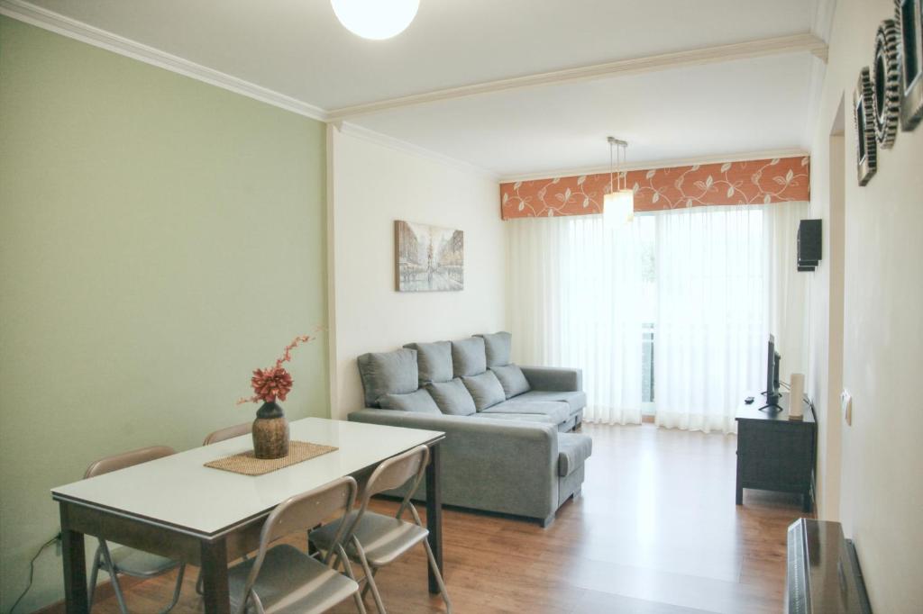 Posedenie v ubytovaní Apartamento Grañamar Grove
