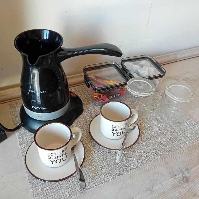 Příslušenství pro přípravu čaje a kávy v ubytování Sunset Boutique Guest House