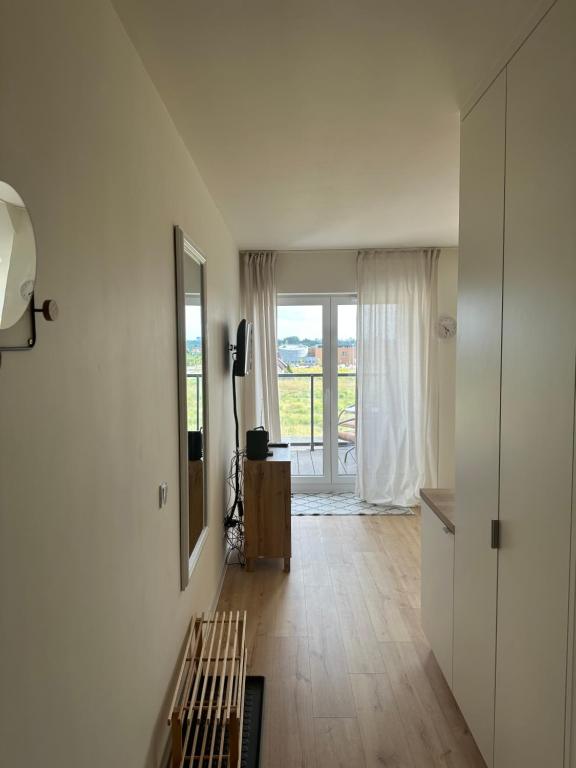um quarto com um corredor com um espelho e uma janela em Apartament Koncertowa em Lublin