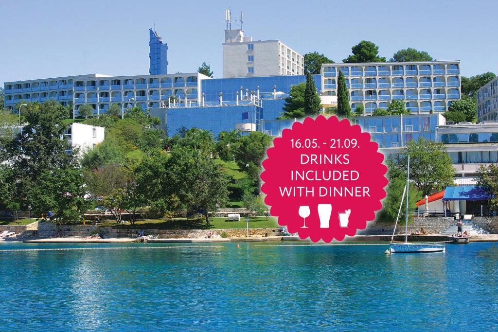 un cartello che legge le bevande incluse con la cena su un lago di Hotel Gran Vista Plava Laguna a Poreč (Parenzo)