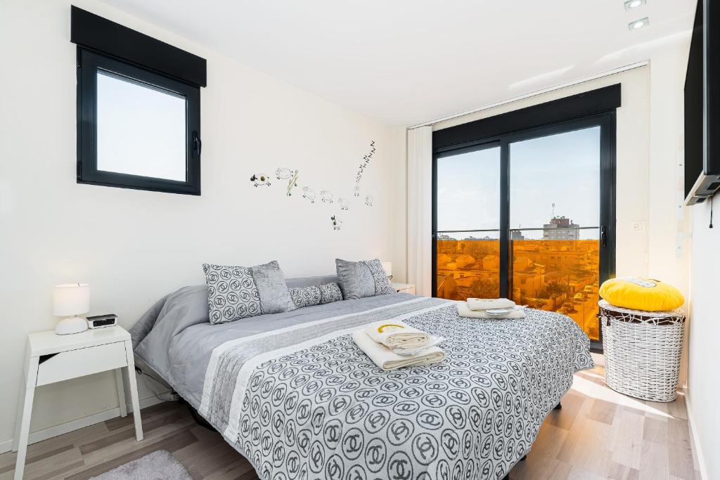 a white bedroom with a bed and a window at D.O.M.A. Residencial Alegria in Torrevieja
