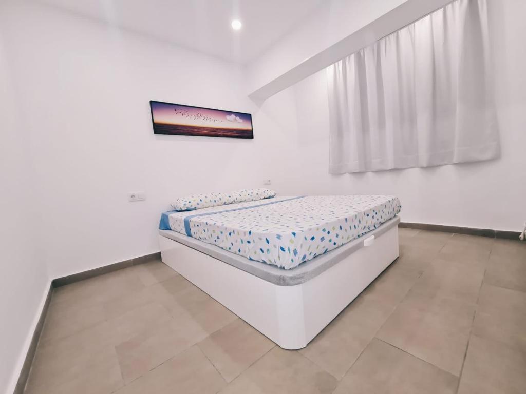 een witte slaapkamer met een bed in een kamer bij Apartamento 1 vista mar, Las Américas, Costa Adeje, sx in Playa de las Americas