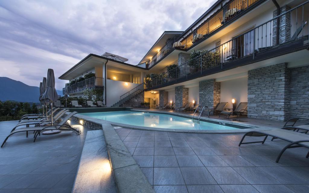 The swimming pool at or close to Hotel La Perla