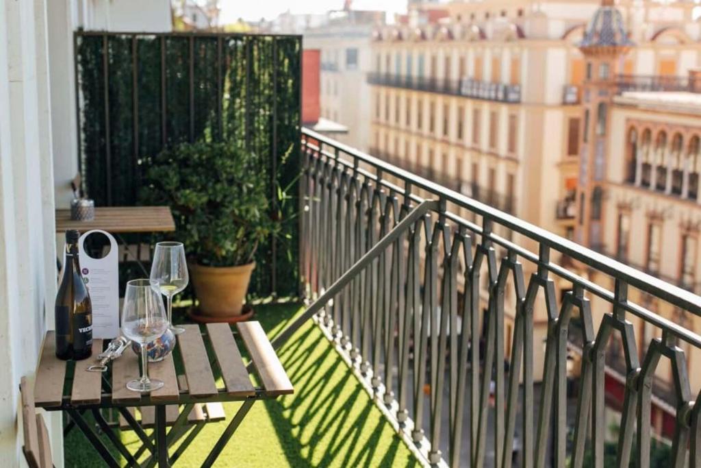balkon ze stołem i 2 kieliszkami do wina w obiekcie Wide and bright- 3Bd 2Bth- Arenal w Sewilli