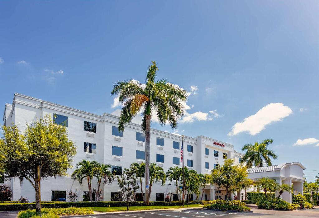 萊克沃思的住宿－沃思湖- 收費公路- 西棕櫚灘漢普頓酒店，一座棕榈树的办公楼