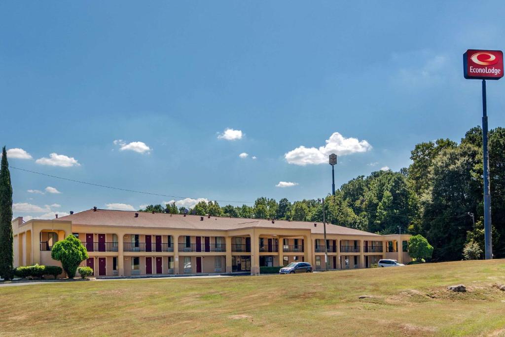 ein großes Gebäude vor einem Feld in der Unterkunft Econo Lodge Union City - Atlanta South in Union City