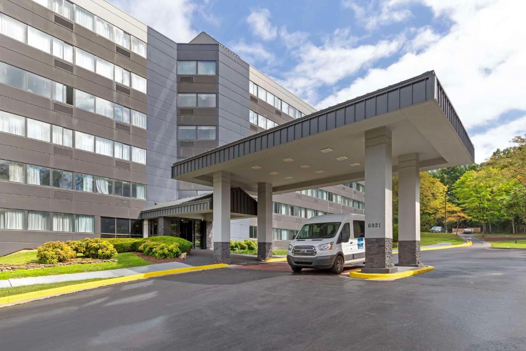 una furgoneta estacionada en un estacionamiento frente a un edificio en Clarion Hotel & Suites BWI Airport North, en Baltimore