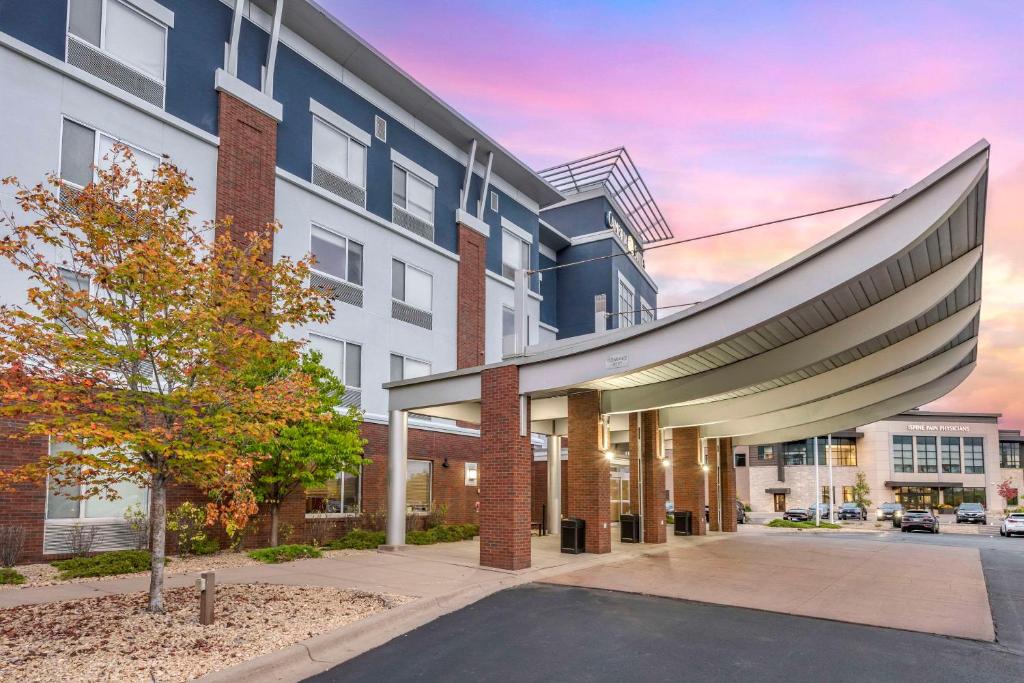 un edificio con una gran escalera delante de él en Cambria Hotel Minneapolis Maple Grove, en Maple Grove