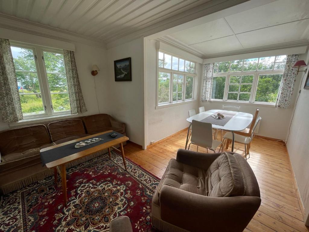 Posezení v ubytování Lofoten Budget Hostel