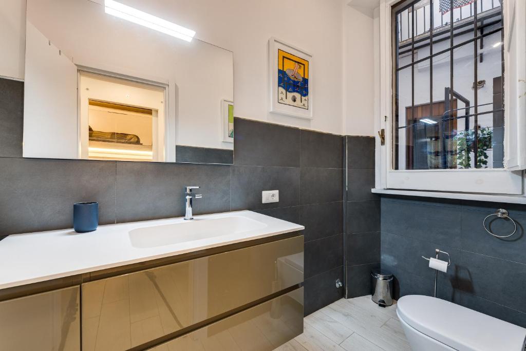 A bathroom at Rome Historic Center Cozy LOFT